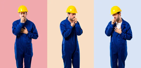 Conjunto de joven trabajador con casco está sufriendo de tos y honorarios — Foto de Stock