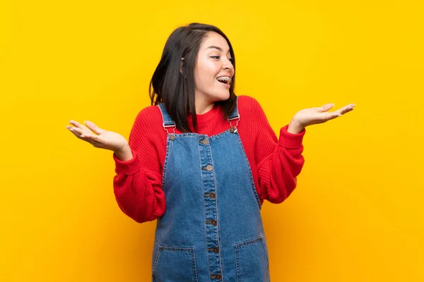 Junge Mexikanische Frau Mit Overalls Über Gelber Wand Die Kopierraum — Stockfoto