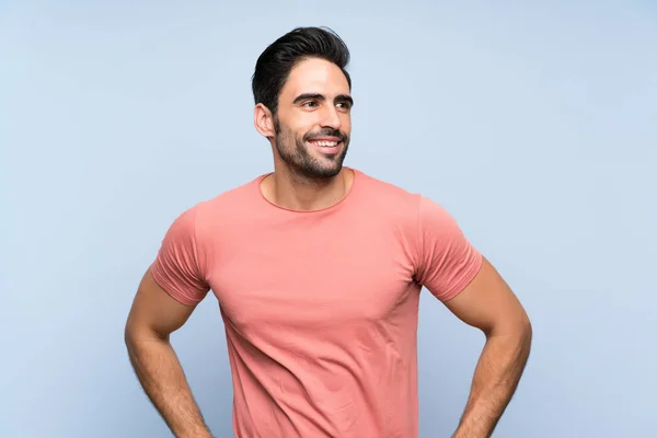 Hombre Joven Guapo Camisa Rosa Sobre Fondo Azul Aislado Posando — Foto de Stock