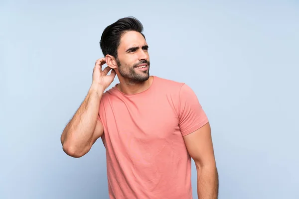 Hombre Joven Guapo Camisa Rosa Sobre Fondo Azul Aislado Pensando — Foto de Stock