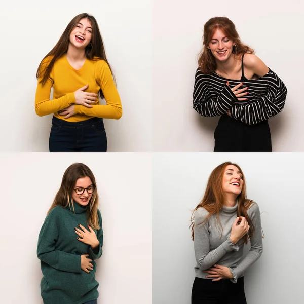 Conjunto Mulheres Sobre Fundo Branco Sorrindo Muito Colocar Mãos Peito — Fotografia de Stock