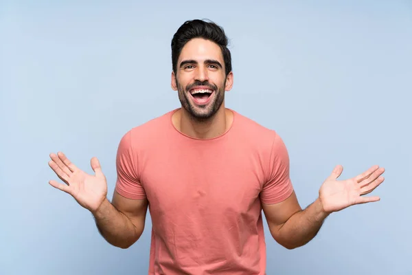 Hombre Joven Guapo Camisa Rosa Sobre Fondo Azul Aislado Sonriendo — Foto de Stock