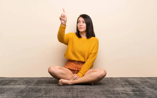 Mulher Mexicana Jovem Tocando Tela Transparente — Fotografia de Stock