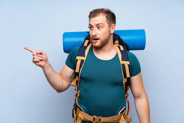 Wanderer Über Blaue Wand Überrascht Und Zeigt Mit Finger Zur — Stockfoto