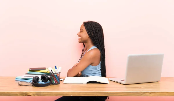 Afro Americano Adolescente Estudante Menina Com Longo Trançado Cabelo Seu — Fotografia de Stock