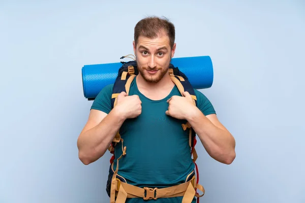 Wanderer Mit Überraschendem Gesichtsausdruck Über Blaue Wand — Stockfoto