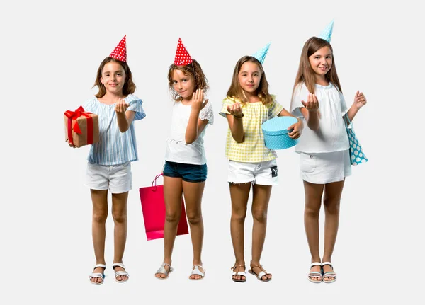 Zestaw małej dziewczynki na imprezie urodzinowej trzymania torby upominkowej presen — Zdjęcie stockowe
