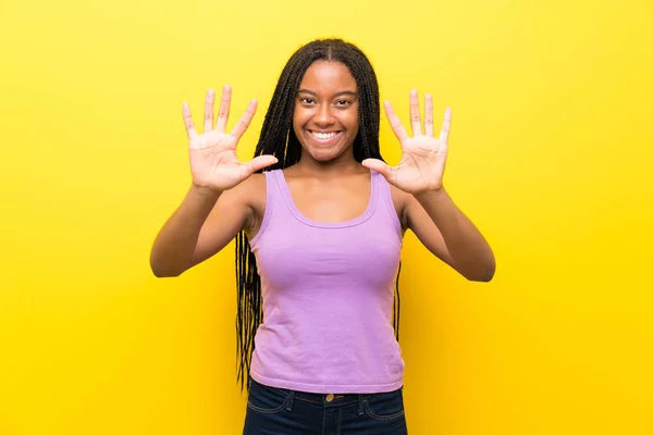 African American Tiener Meisje Met Lang Gevlochten Haar Geïsoleerde Gele — Stockfoto