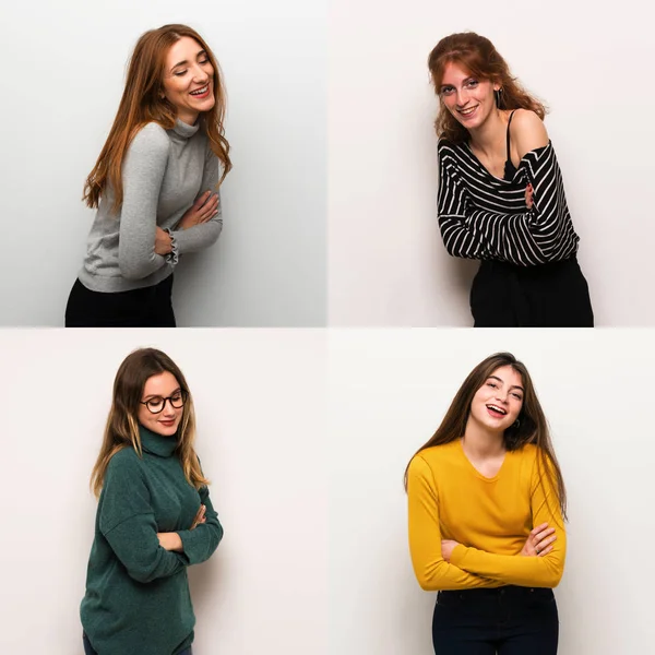 Conjunto Mulheres Sobre Fundo Branco Mantendo Braços Cruzados Enquanto Sorri — Fotografia de Stock