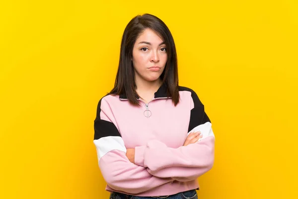 Giovane Donna Messicana Isolato Sfondo Giallo Triste — Foto Stock