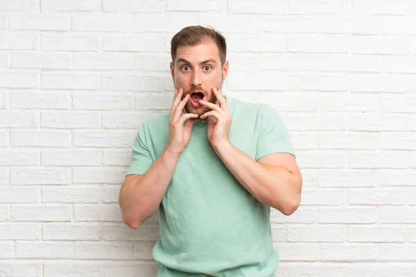 Blonde Man Brick Wall Surprise Facial Expression — Stock Photo, Image