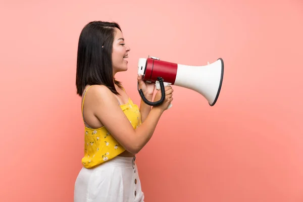 Jonge Mexicaanse Vrouw Geïsoleerde Muur Schreeuwen Door Een Megafone — Stockfoto