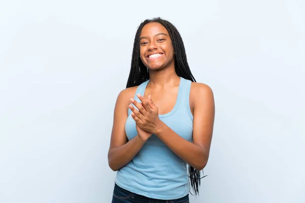 African American Tiener Meisje Met Lang Gevlochten Haar Geïsoleerde Blauwe — Stockfoto