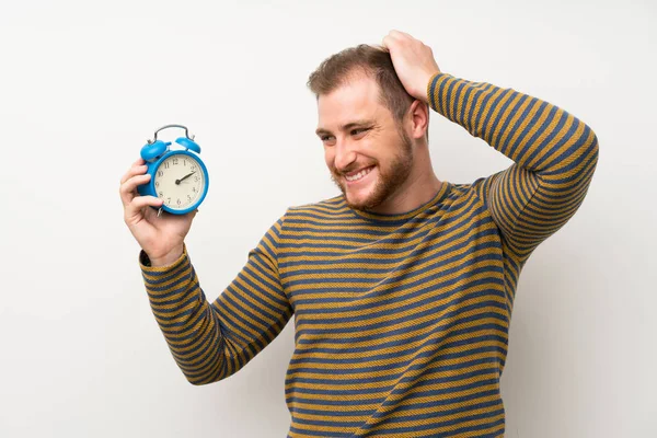 Stilig Man Över Isolerad Vit Vägg Holding Vintage Väckarklocka — Stockfoto