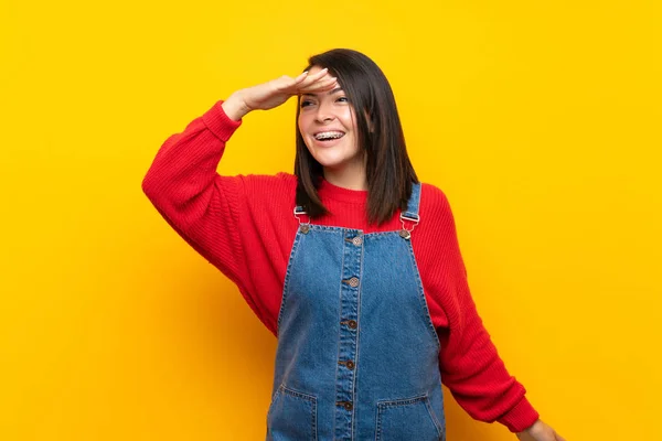 Junge Mexikanische Frau Mit Overalls Über Gelber Wand Die Mit — Stockfoto