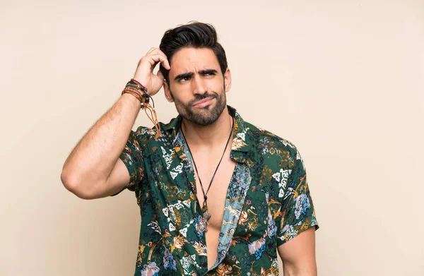 Hombre Guapo Camisa Verano Sobre Fondo Aislado Que Tiene Dudas — Foto de Stock