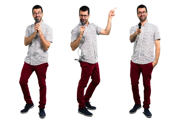 Conjunto de homem bonito com óculos cantando com microfone — Fotografia de Stock