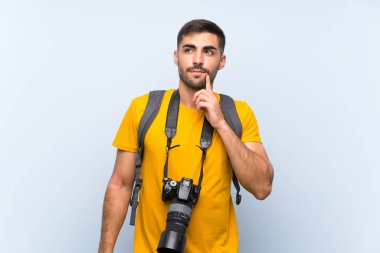Genç fotoğrafçı adam bir fikir düşünüyor