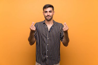 Izole arka plan üzerinde sakallı yakışıklı adam para jest yapma