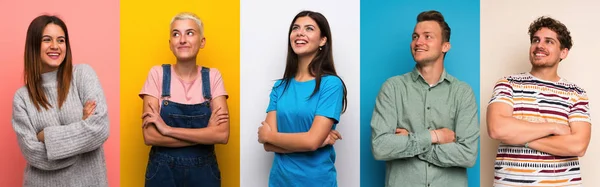 Conjunto Pessoas Sobre Fundos Coloridos Olhando Para Cima Enquanto Sorri — Fotografia de Stock