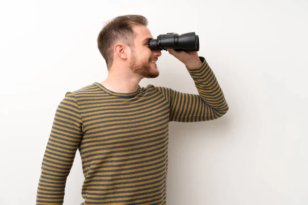 Hombre Guapo Sobre Pared Blanca Aislada Con Binoculares Negros — Foto de Stock