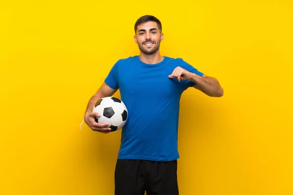 Joven Jugador Fútbol Guapo Hombre Sobre Aislado Pared Amarilla Orgulloso —  Fotos de Stock