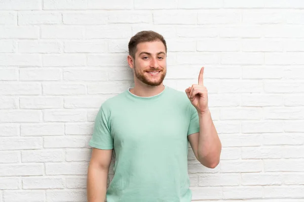 Plavovlasý Muž Přes Cihlovou Zeď Ukazující Ukazováčkem Skvělý Nápad — Stock fotografie