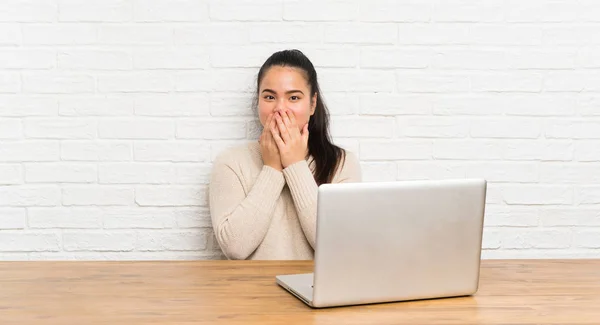 Jovem Adolescente Menina Asiática Com Laptop Uma Mesa Com Expressão — Fotografia de Stock