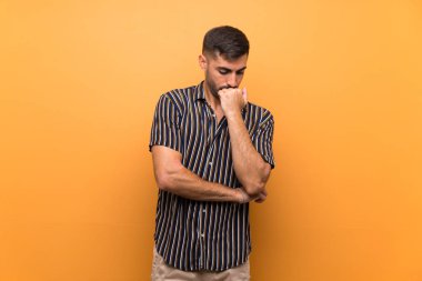 Izole arka plan üzerinde sakallı yakışıklı adam şüpheleri olan