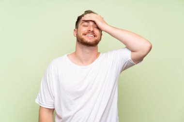 Yeşil arka plan gülüyor üzerinde yakışıklı adam