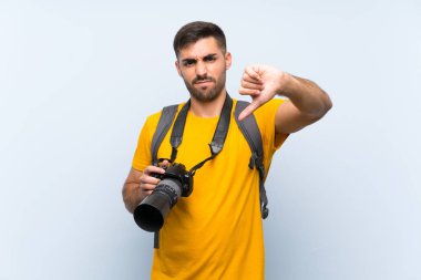 Genç fotoğrafçı adam başparmak aşağı işareti gösteren