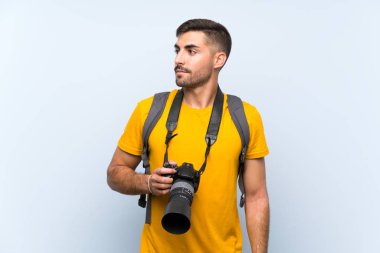 Genç fotoğrafçı adam yan görünümlü