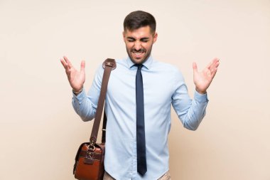 Izole arka plan gülme üzerinde sakallı genç iş