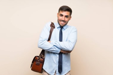 Izole arka plan gülme üzerinde sakallı genç iş