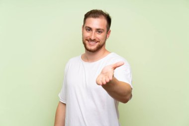 İyi bir anlaşma dan sonra yeşil arka plan handshake üzerinde Yakışıklı adam