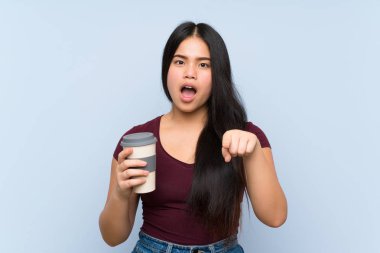 Genç genç Asyalı kız bir kahve almak tutarak şaşırttı ve ön işaret