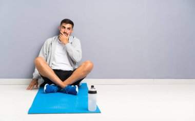 Spor adam bir fikir düşünme katta oturan