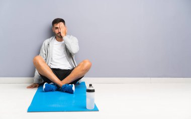 Spor adam elle bir göz kapsayan bir zemin oturan