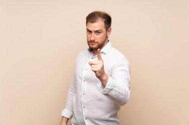 Izole arka plan üzerinde Blonde adam sinirli ve ön işaret