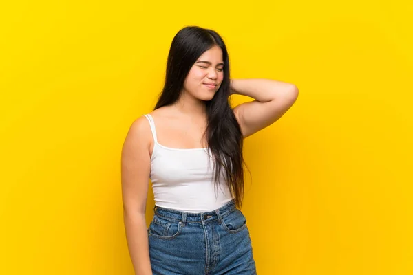 Jonge Tiener Aziatische Meisje Geïsoleerde Gele Achtergrond Met Nekpijn — Stockfoto
