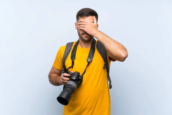Ung Fotograf Man Som Täcker Ögon Händer — Stockfoto