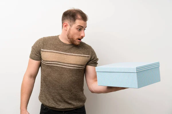 Stilig Man Över Isolerad Vit Vägg Holding Gift Box — Stockfoto