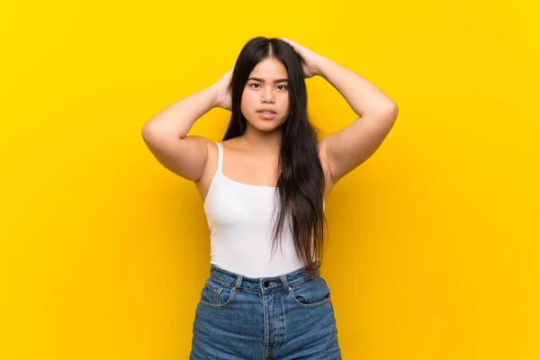 Jonge Tiener Aziatische Meisje Geïsoleerde Gele Achtergrond Gefrustreerd Neemt Handen — Stockfoto