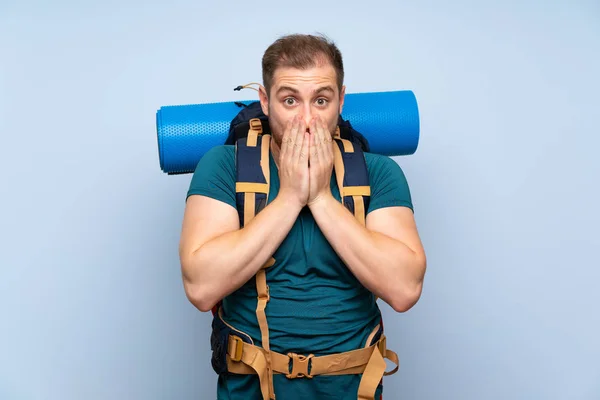 Escursionista Uomo Sopra Muro Blu Con Espressione Facciale Sorpresa — Foto Stock