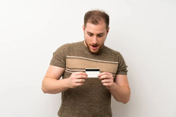 Stilig Man Över Isolerad Vit Vägg Innehar Ett Kreditkort — Stockfoto