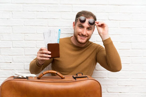 Traveler man med resväska och boardingkort och hålla en leksak flygplan — Stockfoto