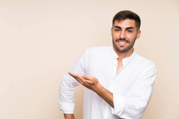 Hombre Guapo Con Barba Sobre Fondo Aislado Extendiendo Las Manos — Foto de Stock