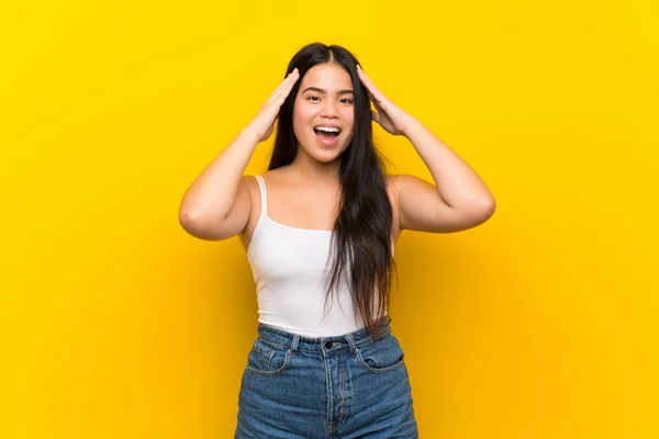 Jonge Tiener Aziatische Meisje Geïsoleerde Gele Achtergrond Met Verrassing Expressie — Stockfoto