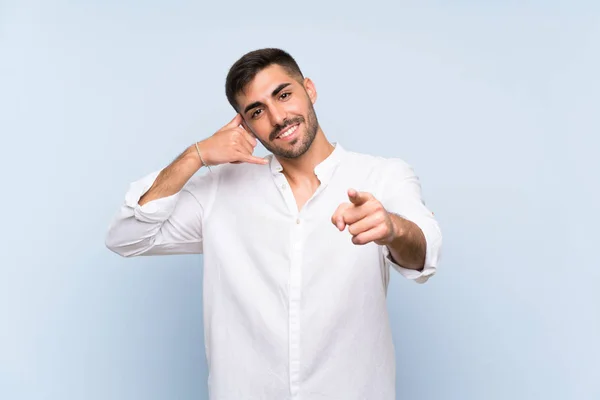 Bel Homme Avec Barbe Sur Fond Bleu Isolé Faisant Geste — Photo