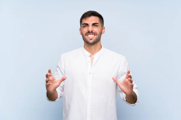 Beau Homme Avec Barbe Sur Fond Bleu Isolé Frustré Par — Photo